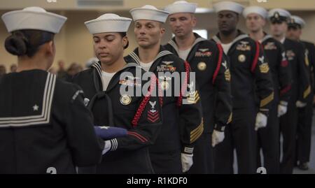 Grands Lacs, Illinois (oct. 12, 2018) Des marins de la Ordnanceman Aviation taux assigné à l'instruction des recrues conduite commande un passage de la cérémonie des drapeaux lors de la cérémonie de la retraite du chef d'Ordnanceman Maître Aviation Oliver Brown. Brown prend sa retraite après 30 années de service naval. Plus de 30 000 recrues par année d'études supérieures de la marine est que boot camp. Banque D'Images