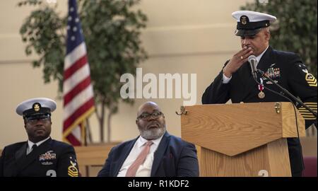 Grands Lacs, Illinois (oct. 12, 2018) Maître Chef d'Ordnanceman Aviation Oliver Brown interrompt son discours lors de l'examen de l'impact de sa mère pendant sa retraite cérémonie à la commande d'entraînement des recrues. Brown prend sa retraite après 30 années de service naval. Plus de 30 000 recrues par année d'études supérieures de la marine est que boot camp. Banque D'Images