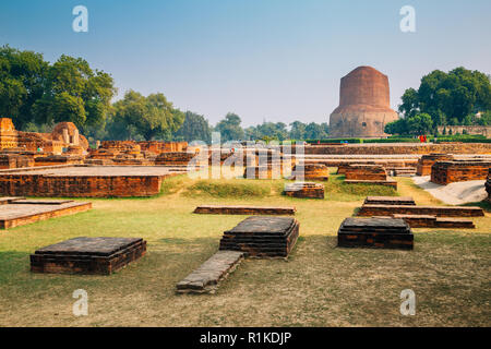 Dhamekh Stoupa s Sarnath anciennes ruines à Varanasi, Inde Banque D'Images