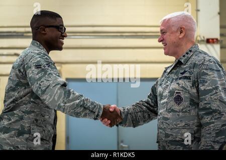 Le lieutenant général de l'US Air Force L. Scott Riz, droite, le directeur de l'Air National Guard, des crédits d'un membre de la 1re classe Herbert Houston IV, un spécialiste des forces de sécurité avec le 182e Escadron des Forces de sécurité, au cours d'une visite à la 182e Escadre de transport aérien dans la région de Peoria, Illinois, le 14 octobre 2018. Plus de 105 500 riz mène la garde nationale de l'air et des civils sur 90 ailes. Banque D'Images