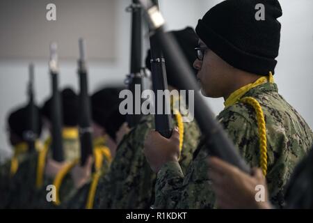 Grands Lacs, Illinois (oct. 11, 2018) Performance division Recrues Répéter pour un prochain passage en revue des diplômes à l'honneur à mi-chemin de l'entraînement des recrues (RTC). Plus de 30 000 recrues par année d'études supérieures de la marine est que boot camp. Banque D'Images