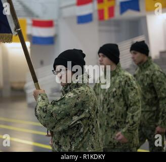 Grands Lacs, Illinois (oct. 11, 2018) Recrute Répéter pour un prochain passage en revue des diplômes à l'honneur à mi-chemin de l'entraînement des recrues (RTC). Plus de 30 000 recrues par année d'études supérieures de la marine est que boot camp. Banque D'Images