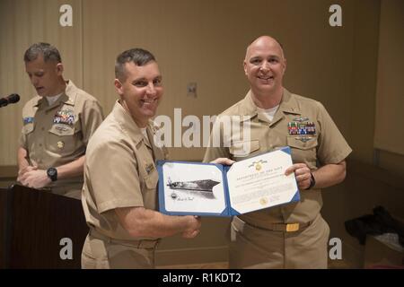 NORFOLK, Virginie (oct. 12, 2018) Chef'Aérographe 4400 Matthieu Euler, du Pérou, de l'Illinois, affectés à l'USS Gerald R. Ford (CVN 78) intelligence department, droite, reçoit un de la Marine et du Corps des Médaille certificat pendant sa retraite cérémonie à Naval Station Norfolk. Famille et amis se sont réunis pour célébrer 24 ans d'Euler de service. Banque D'Images