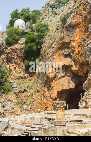 4 mai 2018 une colonne en pierre sculptée à l'emplacement de l'ancien de sanctuaires à Pan au le Banias jardins d'eau au bas de la montagne de l'Hermon dans le Nord Gola Banque D'Images