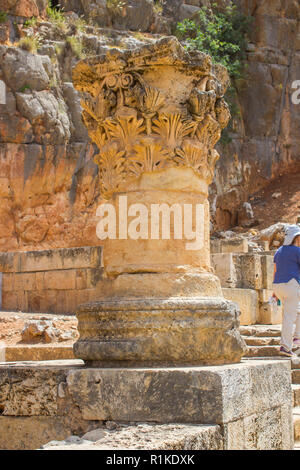 4 mai 2018 une colonne en pierre sculptée à l'emplacement de l'ancien de sanctuaires à Pan au le Banias jardins d'eau au bas de la montagne de l'Hermon dans le Nord Gola Banque D'Images