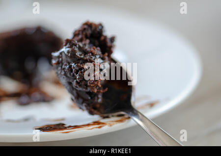 Une morsure de soufflé au chocolat sur la cuillère. Banque D'Images