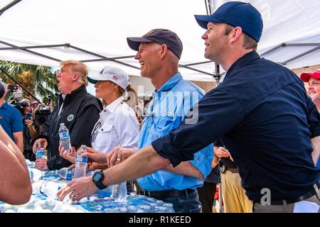 Lynn Haven, FL., 15 octobre 2018-président Donald Trump, Première Dame Melania Trump, Floride Gov. Rick Scott, Secrétaire de la Sécurité intérieure des Kirstjen Nielsen, et la FEMA Brock Administrateur a visité un Long Point de distribution de la FEMA pour répondre avec des survivants de l'ouragan Michael qui a dévasté la région la semaine dernière. La FEMA/K.C. Le chemin Wilsey Banque D'Images