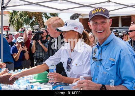 Lynn Haven, FL., 15 octobre 2018-président Donald Trump, Première Dame Melania Trump, Floride Gov. Rick Scott, Secrétaire de la Sécurité intérieure des Kirstjen Nielsen, et la FEMA Brock Administrateur a visité un Long Point de distribution de la FEMA pour répondre avec des survivants de l'ouragan Michael qui a dévasté la région la semaine dernière. La FEMA/K.C. Le chemin Wilsey Banque D'Images