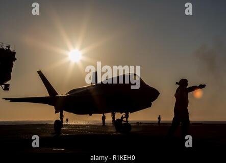 Océan Atlantique Nord (oct. 6, 2018) Un F-35B Lightning II attribué à l'F-35 de la Force d'essai intégré au Naval Air Station Patuxent River, Maryland, taxis à bord de la Royal Navy porte-avions HMS Queen Elizabeth (R08). Banque D'Images