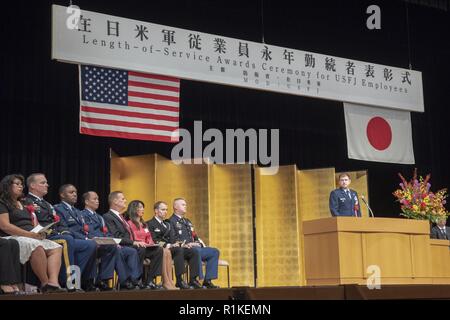 Le colonel Dominique A., Kiefe 5e chef d'état-major de l'Armée de l'air, s'arrête pour son discours à traduire à l'USFJ Durée de service Cérémonie de remise des prix de la Yutorogi Hamura Hall à City, Japon, le 10 octobre 2018. L'événement a été l'occasion pour l'USFJ et le Gouvernement du Japon pour célébrer le service national des employés qui ont contribué à 10, 20, 30 et 40 ans pour la poursuite du succès et de la croissance du partenariat entre les États-Unis et le Japon. Banque D'Images