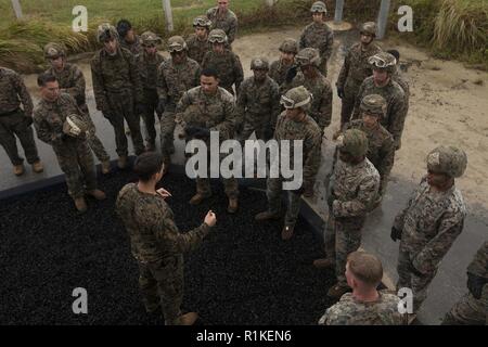 Le sergent des Marines des États-Unis. Timothy Gregg mémoires ses marins avant de procéder à la suspension de la formation techniques de corde en hélicoptère au camp Schwab, Okinawa, Japon, le 12 octobre 2018. Les RHST Marines permet d'être insérée dans des endroits où les avions ne peuvent pas poser comme les visages et un terrain difficile. Gregg, originaire de Florence, Caroline du Sud, est un chef d'équipe de contrôle de la puissance de feu pour 5e Naval Air Company, Liaison III Marine Expeditionary Force, Groupe d'information III MEF. Banque D'Images