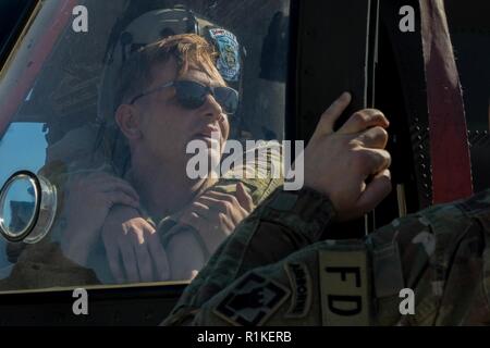 Le sergent de l'armée américaine. Donevan Kinnear, affecté à l'Aviation Générale 2e Bataillon, 4e Brigade d'aviation de combat, 4e Division d'infanterie, montre comment extraire un pilote d'un hélicoptère pour les soldats de la 513e Détachement de pompiers de Fort Bragg, Caroline du Nord et des membres de l'Armée de l'Aviation royale du Canada du détachement de pompiers à Mihail Kogălniceanu Air Base, Roumanie, Octobre 15th, 2018. Les pompiers militaires des États-Unis et du Canada sont stationnés à la base aérienne de Mihail Kogălniceanu, la Roumanie à l'appui de l'opération Atlantic résoudre. Formation ensemble améliore l'inte Banque D'Images