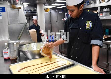 Mer Méditerranée (oct. 14, 2018) - Spécialiste culinaire Seaman Hunter ThomasMoore prépare un dessert à bord de la classe Arleigh Burke destroyer lance-missiles USS Ross (DDG 71) dans la mer Méditerranée, le 14 octobre 2018. Ross, l'avant-déployé à Rota, en Espagne, est sur sa septième patrouille dans la sixième flotte américaine zone d'opérations à l'appui de la sécurité nationale des États-Unis d'Europe et d'Afrique. Banque D'Images