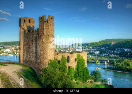 Le Château d'Ehrenfels, Ehrenfels Burg sur le Rhin près de Ruedesheim et Bingen am Rhein, Hessen, Allemagne. Banque D'Images