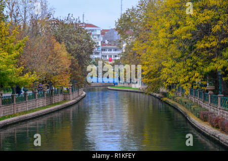 Vue de la rivière Porsuk à Eskişehir.Reflet du paysage d'automne. Banque D'Images