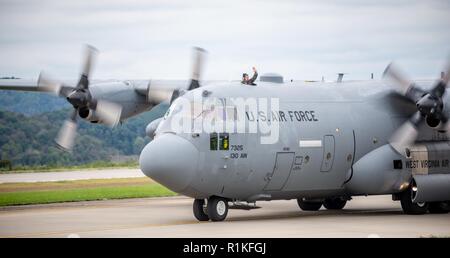 Charleston, W.Va. (Oct. 13, 2018) Un membre de l'équipage d'un C-130 Hercules de l'H3 130e Airlift Wing salue la foule lors de l'aéroport Yeager 2018 Hommage à nos anciens combattants et les premiers intervenants Air Show lieu à Charleston, West Virginia, 13 octobre 2018. L'aéroport Yeager est nommé d'après l'United States Air Force à la retraite le général Charles "Chuck" Yeager qui a fait une apparition spéciale lors de l'événement commémorant le 71e anniversaire de son vol record de briser le mur du son en 1947. (West Virginia National Guard Banque D'Images