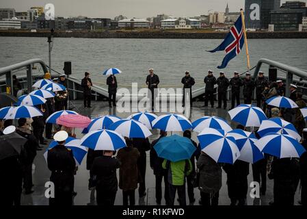 REYKJAVIK, Islande (oct. 16, 2018) - Adm. James G. Foggo, III, commandant des Forces navales des États-Unis, commandant, Europe-Afrique et forces interalliées de Naples, Italie, centre, prend la parole lors d'une cérémonie de commémoration du 75e anniversaire de la bataille de l'Atlantique à Reykjavik, Islande, à bord du navire de la garde côtière islandaise Thor, le 16 octobre 2018. Les Forces navales des États-Unis États-Unis/Europe - Afrique 6thFleet, basé à Naples, effectue l'ensemble des opérations navales et mixte, souvent de concert avec les pays alliés et partenaires interinstitutions afin de faire progresser les intérêts nationaux américains et la sécurité et de stabili Banque D'Images