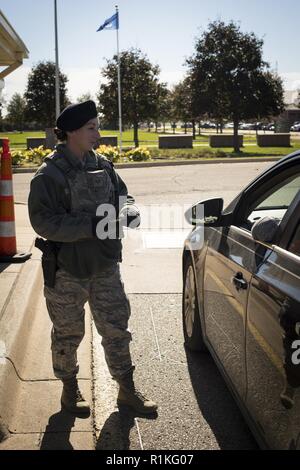 Christine Trafelet Senior Airman, 110e Escadron des Forces de sécurité, les contrôles d'identité à un point de contrôle d'entrée, Battle Creek Air National Guard Base, Mich., 16 octobre, 2018. Banque D'Images