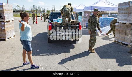 PANAMA CITY, Floride - soldats de la Compagnie C, 2 bataillon du 124e Régiment d'infanterie, 53ème Infantry Brigade Combat Team, distribuer des produits vitaux pour les résidents dans le besoin à la suite de l'ouragan Michael 16 octobre 2018. Gardes de la Floride sont en ce moment manning 25 points de distribution tout au long de neuf comtés touchés par la tempête. Banque D'Images