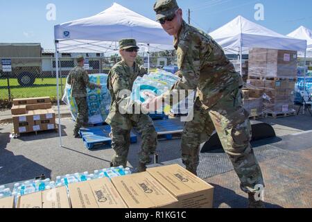 PANAMA CITY, Floride - soldats de la Compagnie C, 2 bataillon du 124e Régiment d'infanterie, 53ème Infantry Brigade Combat Team, distribuer des produits vitaux pour les résidents dans le besoin à la suite de l'ouragan Michael 16 octobre 2018. Gardes de la Floride sont en ce moment manning 25 points de distribution tout au long de neuf comtés touchés par la tempête. Banque D'Images