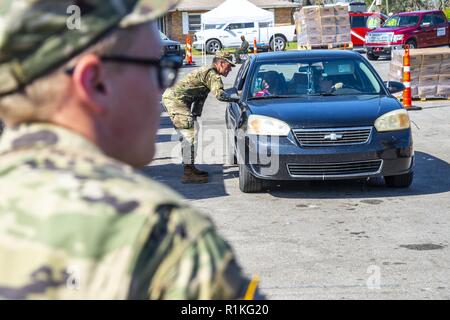 PANAMA CITY, Floride - soldats de la Compagnie C, 2 bataillon du 124e Régiment d'infanterie, 53ème Infantry Brigade Combat Team, distribuer des produits vitaux pour les résidents dans le besoin à la suite de l'ouragan Michael 16 octobre 2018. Gardes de la Floride sont en ce moment manning 25 points de distribution tout au long de neuf comtés touchés par la tempête. Banque D'Images