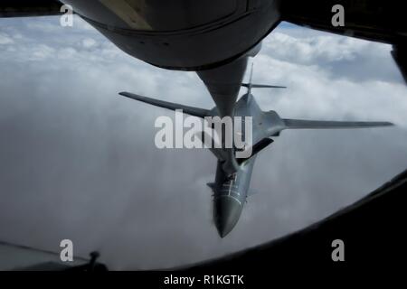 Un U.S. Air Force B-1B Lancer attribué à 34th Bomb Squadron expéditionnaire reçoit en vol du carburant à partir d'un KC-135 Stratotanker lors d'une mission à l'appui de l'opération inhérents résoudre sur l'Irak, Oct 16, 2018. En collaboration avec les forces des partenaires, Groupe Force-Operation résoudre inhérent bat l'ISIS dans les zones désignées de l'Iraq et la Syrie. Banque D'Images