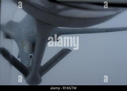 Un U.S. Air Force B-1B Lancer affecté à la 34e Escadron expéditionnaire de recevoir la bombe approches du carburant en vol KC-135 Stratotanker à partir d'un affecté au 28e Escadron expéditionnaire de ravitaillement en vol au cours d'une mission à l'appui de l'Opération Détermination inhérente au sujet de l'Irak, Oct 16, 2018. La réalisation la plus grande charge utile de classiques les deux armes guidées et non guidées dans l'Armée de l'air de l'inventaire, le multi-mission B-1 est la pierre angulaire de la force de bombardiers à long rayon d'action. Banque D'Images