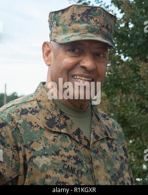 Le sergent du Corps des Marines des États-Unis à la retraite.Maj John L. Canley, bientôt la 300ème médaille d'honneur Marine destinataire, à l'écoute des instructions avant de tirer sur la formation d'armes bataillon à Quantico en Virginie, le 16 octobre 2018. Depuis le 31 Janvier à Février 6 1968 dans la République du Vietnam, Canley, le sergent de l'entreprise affectés à la Compagnie Alpha, 1er Bataillon, 1er Marines, a pris le commandement de la compagnie, dirigé plusieurs attaques contre les positions fortifiées de l'ennemi, se précipite à travers le feu-terrain balayé malgré ses propres blessures et transportés dans la ville de Hue Marines blessés, y compris son commandant, pour soulager les forces amies wh Banque D'Images