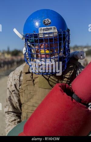 Une recrue avec Lima compagnie, 3e Bataillon d'instruction des recrues, se prépare à participer au cours de bâtons pugilistique vous intéresse III au Marine Corps Recruter Depot San Diego, 16 octobre. Les recrues reçoivent un exposé sur les mesures de sécurité et matériel de protection avant d'entrer dans la fosse. Les recrues du Corps des marines mis en œuvre les techniques du Programme d'Arts Martiaux tout au long de l'événement. Chaque année, plus de 17 000 hommes recrutés dans la région de recrutement de l'Ouest sont formés à MCRD San Diego. Lima Company est prévue pour le 30 novembre d'études supérieures. Banque D'Images