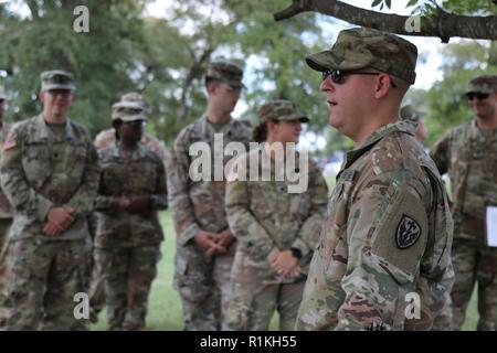 Le Sgt. Daniel Patton, l'Administration centrale et de l'Administration centrale du renseignement militaire, 504e Brigade, entraîne des soldats sur la façon de faire le plein des véhicules militaires lors de l'avitaillement en opérations, le 4 octobre 2018, à l'Ouest Fort Hood au Texas. Patton a dit qu'il est important de tenir compte de la sécurité lors de l'avitaillement. Banque D'Images