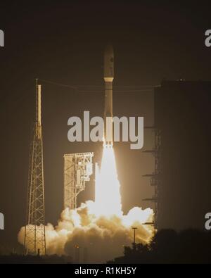 Lancement de l'Alliance de l'AEHF Atlas V-4 rocket lance le 17 octobre 2018 à partir de la base aérienne de Cap Canaveral, en Floride, c'était la quatrième dans le satellite de communication extrêmement haute fréquence avancée (AEHF) series pour l'US Air Force. Banque D'Images