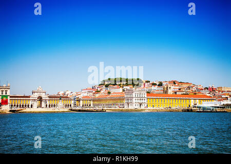 Place du Commerce, cathédrale Sé, Casa dos Bicos vue sur un bateau, Pembaline, Lisbonne, Portugal Banque D'Images