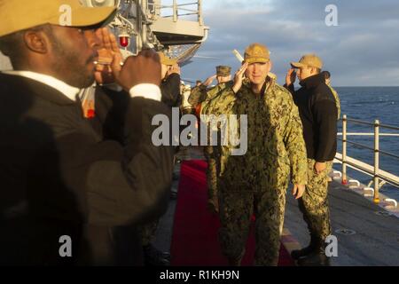 Océan Atlantique (oct. 17, 2018) Arrière Adm. Brad Skillman, commandant du groupe expéditionnaire, 2, passe par sideboys sur le poste de pilotage à bord de la classe Wasp-navire d'assaut amphibie USS Iwo Jima (DG 7) Le 17 octobre 2018. Iwo Jima est en cours avant de participer à l'exercice Trident Stade 2018 qui est dirigée par l'OTAN d'un exercice visant à certifier les forces de réaction de l'OTAN et de développer l'interopérabilité entre les participants de l'OTAN et les pays partenaires. Banque D'Images