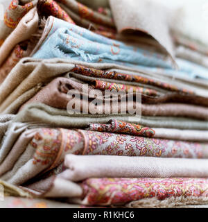 Pile de tissu pour faire pashminas Banque D'Images