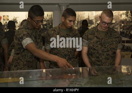 Les Marines du nouveau Golf Company, 2e Bataillon d'instruction des recrues, de regarder une exposition lors de leur visite à la Marine Corps Recruter Depot Commande San Diego Museum, le 17 octobre. Le musée a plusieurs expositions qui représentent les différentes périodes dans l'histoire du Corps des Marines. Chaque année, plus de 17 000 hommes recrutés dans la région de recrutement de l'Ouest sont formés à MCRD San Diego. Golf Company est prévue d'obtenir leur diplôme le 26 octobre. Banque D'Images