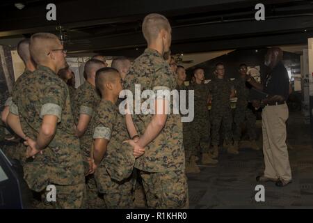 Les Marines du nouveau Golf Company, 2e Bataillon d'instruction des recrues, écouter un docent durant leur visite à la Marine Corps Recruter Depot Commande San Diego Museum, le 17 octobre. Les guides du musée sont des bénévoles qui enseignent aux visiteurs du musée de l'histoire du Corps des Marines. Chaque année, plus de 17 000 hommes recrutés dans la région de recrutement de l'Ouest sont formés à MCRD San Diego. Golf Company est prévue d'obtenir leur diplôme le 26 octobre. Banque D'Images