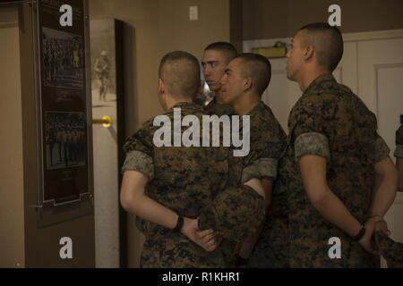 Les Marines du Golf Company, 2e Bataillon d'instruction des recrues, de regarder une exposition lors de leur visite à la Marine Corps Recruter Depot Commande San Diego Museum, le 17 octobre. Le musée a plusieurs expositions qui représentent les différentes périodes dans l'histoire du Corps des Marines. Chaque année, plus de 17 000 hommes recrutés dans la région de recrutement de l'Ouest sont formés à MCRD San Diego. Golf Company est prévue d'obtenir leur diplôme le 26 octobre. Banque D'Images