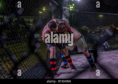 FIghters bataille pour la victoire à Del Valle, Champ de l'air marin centre de combat au sol, Twentynine Palms, Californie le 12 octobre 2018. Fight Night est un événement annuel organisé par Marine Corps Services communautaires pour remonter le moral des membres du service à bord de la lutte contre le Centre. Banque D'Images