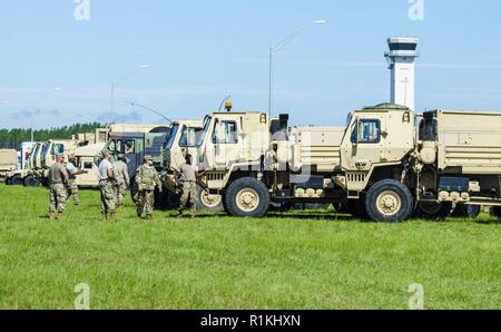 PANAMA CITY, Floride - Des soldats de la 53ème Infantry Brigade Combat Team préparer à quitter le camp de base du Nord à se déplacer dans et fournir un soutien pour les habitants de régions touchées après l'ouragan Michael 17 octobre 2018. Banque D'Images