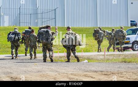 PANAMA CITY, Floride - Des soldats de la 53ème Infantry Brigade Combat Team préparer à quitter le camp de base du Nord à se déplacer dans et fournir un soutien pour les habitants de régions touchées après l'ouragan Michael 17 octobre 2018. Banque D'Images