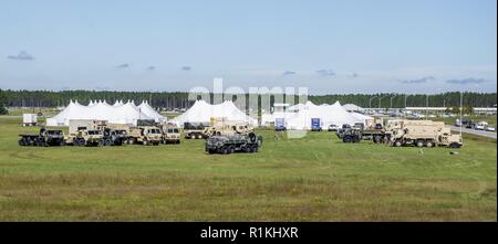 PANAMA CITY, Floride - Des soldats de la 53ème Infantry Brigade Combat Team d'exploiter et de gérer un camp de base pour donner à leurs frères d'armes d'un endroit pour appeler la maison pendant les opérations de récupération après l'ouragan Michael 17 octobre 2018. Banque D'Images