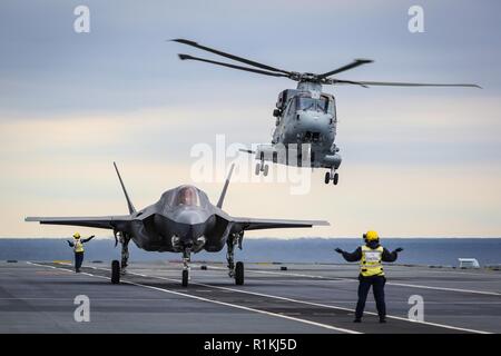 L'ATLANTIQUE NORD (oct. 13, 2018) Un F-35 Lightning II F-35 affecté à la Force d'essai intégré au Naval Air Station Patuxent River, Maryland, effectue le premier atterrissage vertical rolling embarqués (SRVL) à bord de la Royal Navy porte-avions HMS Queen Elizabeth (R08). Banque D'Images