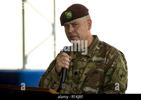 Le Lieutenant-colonel de l'armée américaine, commandant Stefan Adamcik 404e Bataillon des affaires civiles, parle au cours d'une cérémonie de transfert d'autorité sur le Camp Lemonnier, Djibouti, 13 octobre 2018. Le 404e Bataillon CA a transféré ses pouvoirs à la 403e Bataillon CA, qui va maintenant poursuivre la mission à travers la corne de l'Afrique. Banque D'Images