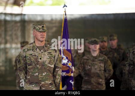 Le Lieutenant-colonel de l'armée américaine Kim Scott, commandant du 403e Bataillon des affaires civiles, se situe à parade reste après avoir reçu le guide-on au cours d'une cérémonie de transfert d'autorité sur le Camp Lemonnier, Djibouti, 13 octobre 2018. Le 404e Bataillon CA a transféré ses pouvoirs à la 403e Bataillon CA, qui va maintenant poursuivre la mission à travers la corne de l'Afrique. Banque D'Images