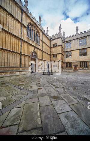 Les écoles quadrilatère du Bodleian Library, une des plus anciennes bibliothèques en Europe. En dehors de l'entrée, il y a William Herbert, troisième comte de Banque D'Images