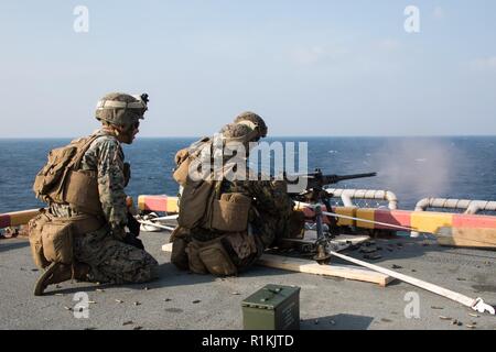 Marines avec des armes, de l'entreprise Équipe de débarquement du bataillon, 2e Bataillon, 5ème Marines, un incendie M2 Browning de calibre 50 au cours de la formation au tir de mitrailleuse à bord du navire d'assaut amphibie USS Wasp LHD (1), en cours dans la mer de Chine orientale, le 17 octobre 2018. La Compagnie d'armes de Marine a effectué cette formation à maintenir leurs compétences avec les systèmes d'arme automatique patrouille tout au long de l'automne. La 31e unité expéditionnaire de marines, le Corps des Marines' seulement continuellement de l'avant-déployés MEU, fournit une force flexible prêt à réaliser une vaste gamme d'opérations militaires. Banque D'Images