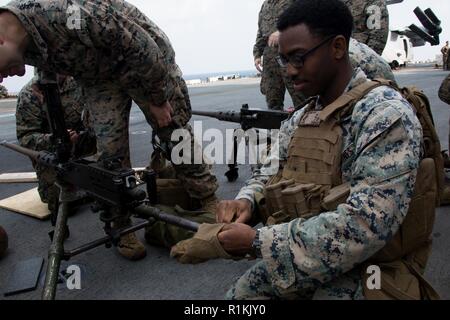 Lance le Cpl. Nayya Dobsonel, un carabinier avec la société F, l'Équipe de débarquement du bataillon, 2e Bataillon, 5ème Marines, prépare pour l'entraînement à bord du navire d'assaut amphibie USS Wasp LHD (1), en cours dans la mer de Chine orientale, le 16 octobre 2018. Dobsonel, originaire de Miami, diplômé North Miami Beach Senior High School en juin 2016 ; il s'est enrôlé en novembre de la même année. La société F, l'élément raid par hélicoptère avec BLT 2/5, a mené cette formation à affiner le tir de compétences au cours de l'automne la patrouille. La 31e unité expéditionnaire de marines, le Corps des Marines' seulement continuellement de l'avant-déployés MEU, pr Banque D'Images