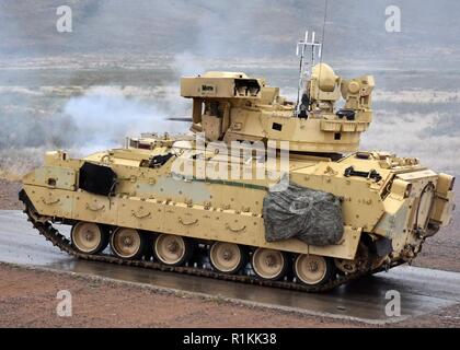 Un équipage de véhicule de combat Bradley affecté au 1er Escadron, 1e régiment de cavalerie blindée, 2e Brigade Combat Team, 1re Division blindée, tire le véhicule M242 Bushmaster 25mm canon à chaîne de Doña Ana, N.M., 12 octobre, 2018. Banque D'Images