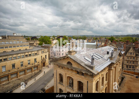 La vue de la coupole du Sheldonian Theatre au toit de Clarendon Building avec les neuf muses de statues en plomb sur le toit. L'Université d'Oxford. O Banque D'Images