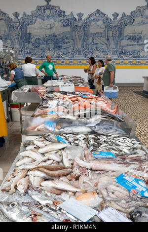 Décrochage du poisson frais à l'intérieur du Mercado do Livramento pris le matin, Avenida Luisa Todi, Setubal, région de Lisbonne, Portugal, Europe Banque D'Images
